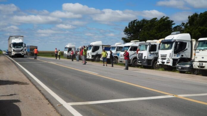 Bloqueo de transportistas paraliza exportaciones en puertos bonaerenses y enciende alarma en el agro