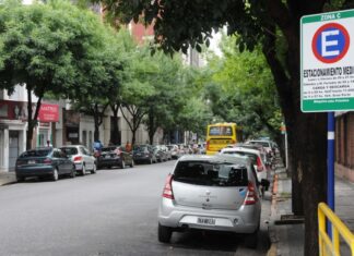 Impulsan media hora de estacionamiento gratuito en zonas comerciales de Rosario