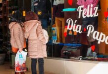 Los libros y la ropa salvaron la fecha: el Día del Padre terminó con ventas estancadas