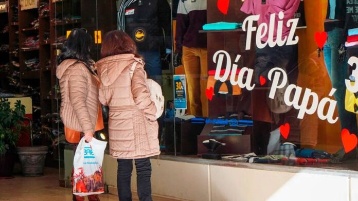 Los libros y la ropa salvaron la fecha: el Día del Padre terminó con ventas estancadas