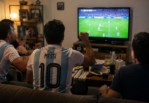 Cuando juega Argentina, los pagos en comercios caen hasta un 80% durante el partido