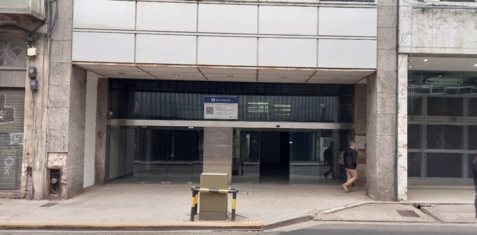 Subastan un edificio comercial de 800 m² en el microcentro de Rosario con una base de USD 534.000