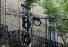 Aleart busca ponerle fin a la “telaraña” de cables: propone soterrar las redes cada vez que se haga una obra