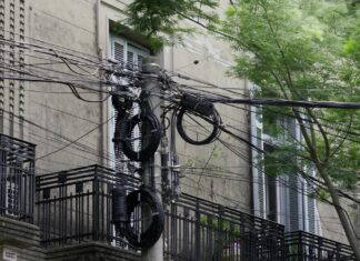 Aleart busca ponerle fin a la “telaraña” de cables: propone soterrar las redes cada vez que se haga una obra