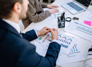 Gestión de equipos en crecimiento: qué procesos conviene ordenar antes de sumar personal