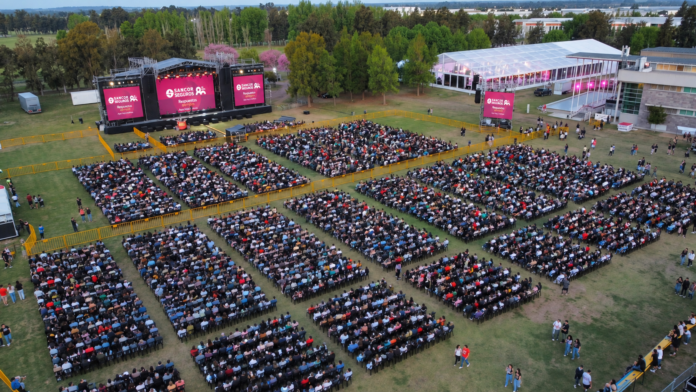 Celebró sus 80 años con un espectáculo multitudinario y un impactante show de drones en Sunchales